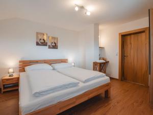 Posteľ alebo postele v izbe v ubytovaní Apartment Hüttaler by Interhome