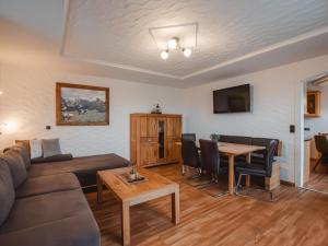 Televízia a/alebo spoločenská miestnosť v ubytovaní Apartment Hüttaler by Interhome