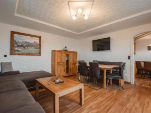 Televízia a/alebo spoločenská miestnosť v ubytovaní Apartment Hüttaler by Interhome