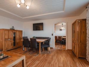 Televízia a/alebo spoločenská miestnosť v ubytovaní Apartment Hüttaler by Interhome