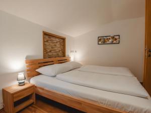 Posteľ alebo postele v izbe v ubytovaní Apartment Hüttaler by Interhome