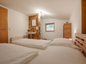 Posteľ alebo postele v izbe v ubytovaní Apartment Hüttaler by Interhome