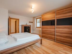 Posteľ alebo postele v izbe v ubytovaní Apartment Hüttaler by Interhome