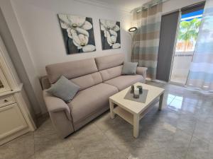 sala de estar con sofá y mesa de centro en SEAVIEW APARTMENT LA COLINA en San Agustin