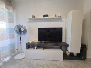 聖奧古斯丁的住宿－SEAVIEW APARTMENT LA COLINA，客厅配有白色墙壁上的平面电视。