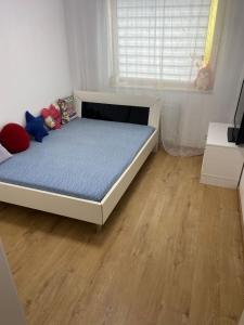 Łóżko w sypialni z drewnianą podłogą w obiekcie 3 Zimmerwohnung für 4 Personen w Bremie