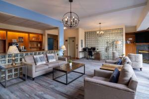 una gran sala de estar con sofás y mesas. en Days Inn & Suites by Wyndham Madison, en Madison
