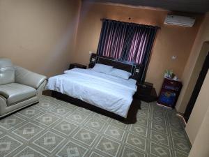 En eller flere senge i et værelse på See Good Guest House Enimarire