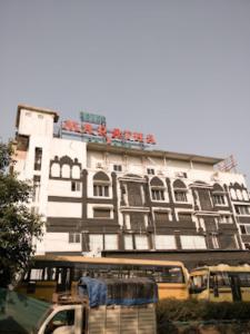 サーターラーにあるHotel Maratha Palace,Sataraの正面に停車するバスのある建物