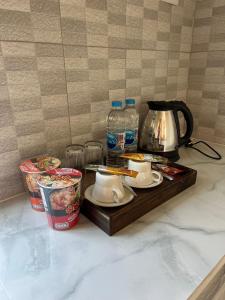 un vassoio con bollitore per il tè e tazze su un bancone di KP House Bueng Kan a Seka
