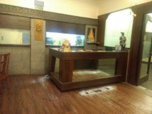 サーターラーにあるHotel Maratha Palace,Sataraの水族館付きカウンター付きの部屋
