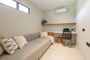 sala de estar con sofá y silla en 88 East 7, Luxurious apartment with Canggu rice field view, en Canggu