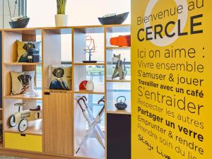 una señal para una exhibición de muebles en una tienda en Aparthotel Adagio Access Paris La Villette en París