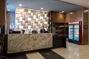 DoubleTree by Hilton - Kamloops في كاملوبس: رجل يجلس في بار في مطعم