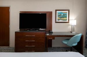 Televízia a/alebo spoločenská miestnosť v ubytovaní DoubleTree by Hilton - Kamloops