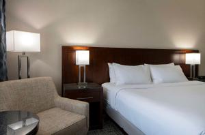 Posteľ alebo postele v izbe v ubytovaní DoubleTree by Hilton - Kamloops