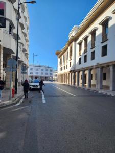 un grupo de personas caminando por una calle en Joli appartement en plein centre de Rabat, en Rabat