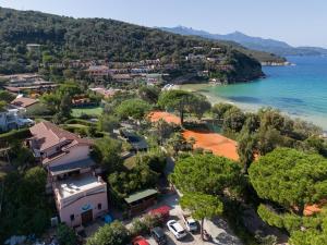une vue aérienne d'un complexe hôtelier et de l'océan dans l'établissement La Perla della Biodola - Goelba, à Portoferraio