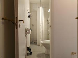 bagno con servizi igienici e lavandino di Nest Hostel a Turku