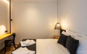 Nostos - Luxury Apartment in Agrinio في أغرينيو: غرفة نوم عليها سرير وفوط
