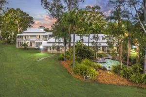 una vista aérea de un gran edificio blanco con patio en Luxury and cosy family retreat 