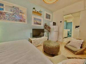 1 dormitorio con 1 cama, mesa y nevera en Enoshima Beach - Vacation STAY 07405v en Fujisawa