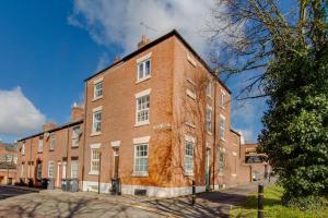 a large brick building on the side of a street at 2 Bedroom Duplex Apartment in Leicester