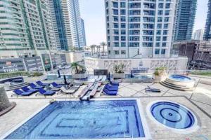 Výhled na bazén z ubytování Your Dubai Skyline Retreat nebo okolí