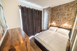 Cama ou camas em um quarto em Silver One Apartments