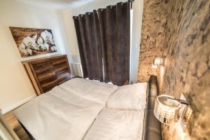 Cama ou camas em um quarto em Silver One Apartments