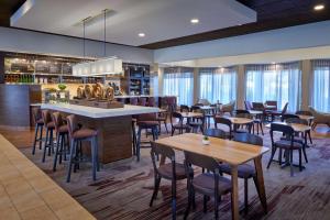 een restaurant met tafels en stoelen en een bar bij Sonesta Select Minneapolis Eden Prairie in Eden Prairie