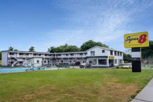 un panneau devant un bâtiment avec piscine dans l'établissement Super 8 by Wyndham Niagara Falls ON, à Niagara Falls