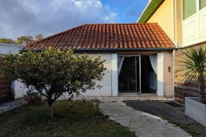 een geel en wit huis met een deur bij Maisonnette 2/4 Pers-Jardin-Calme-Parking gratuit in Billère
