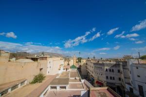 une vue aérienne sur une ville avec des bâtiments dans l'établissement Riad Chilling, à Fès