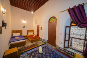 - une chambre avec 2 lits et une fenêtre dans l'établissement Riad Chilling, à Fès