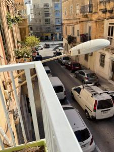 uma vista para uma rua da cidade com carros estacionados em Privilege suite Gzira em Il-Gżira
