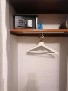 un armadio con mensola e radio di Casa Naturaleza 2 a Caleta De Fuste