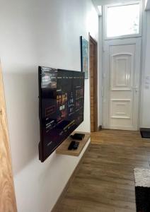 uma televisão de ecrã plano numa parede num quarto em Appartement Louise em Le Havre