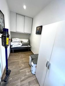 een kamer met een bed en een kluisje bij Appartement Louise in Le Havre