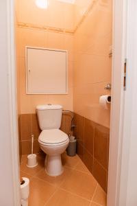 La salle de bains est pourvue de toilettes blanches. dans l'établissement Private room 1 km from center with kitchen, à Bratislava