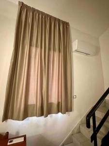 cortina en una habitación con escalera en Piccolo appartamento a Prato en Prato