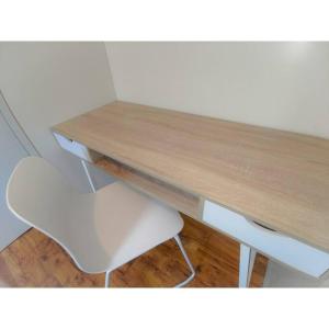 escritorio con silla blanca y mesa de madera en 51 m² zum Ausruhen und Entspannen im Grünen, 