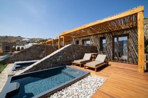 una terraza con piscina en la parte superior de una casa en Mileo en Kalo Livadi
