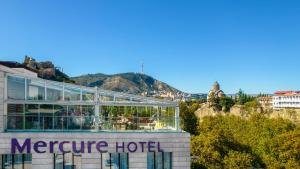 Nespecifikovaný výhled na hory nebo výhled na hory při pohledu z hotelu