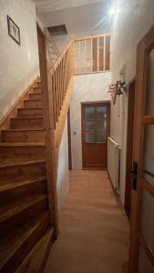 - un couloir avec des escaliers en bois dans une maison dans l'établissement Chalupa Lučany, à Lučany nad Nisou