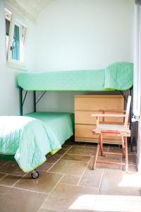 - une chambre avec 2 lits superposés et une chaise dans l'établissement Trullo Dany, à Locorotondo