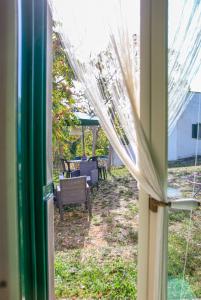 Une porte ouverte s'ouvre sur une terrasse avec une table et des chaises. dans l'établissement Trullo Dany, à Locorotondo