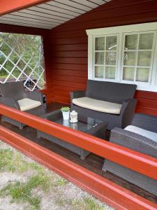 Balkoni atau teres di Near Kapellskär Port - A Cosy Cottage in Norrtälje