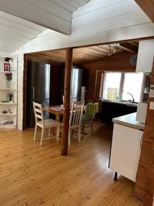 cocina y comedor con mesa y sillas en A cosy cottage in Norrtälje en Norrtälje