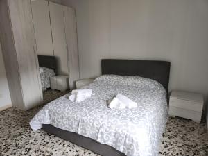 um quarto com uma cama com duas almofadas em NIKI HOME em Podenzano